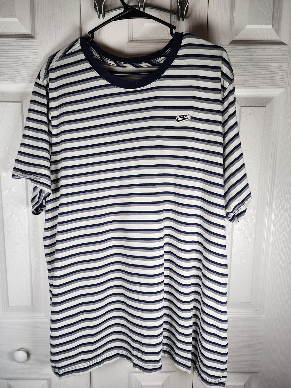 Nike Men’s Navy & White Striped Crew Neck T‑Shirt